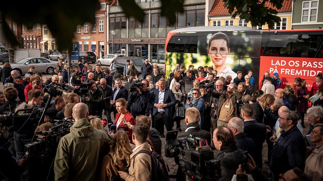 Mette Frederiksen (S) tog ikke imod spørgsmål, da hun udskrev valg på Marienborg. Måske var der derfor, at presseopbuddet var stort, da hun ankom til Køge er par timer senere.