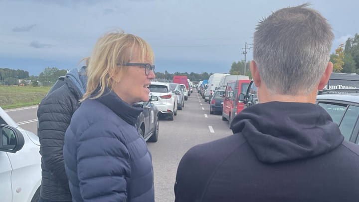 Delegationen fra Folkekirkens Nødhjælp holder i kø i knap fem timer ved grænseovergangen mellem Polen og Ukraine.