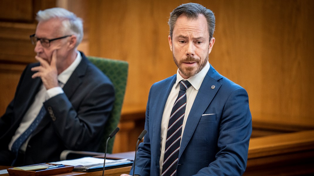 I stedet for at hamre på regeringen for ikke at gøre nok for danskerne i en svær tid, brugte Venstre og Konservative hovedparten af deres taletid under åbningsdebatten i sidste uge på at tale mink, skriver Benny Damsgaard.