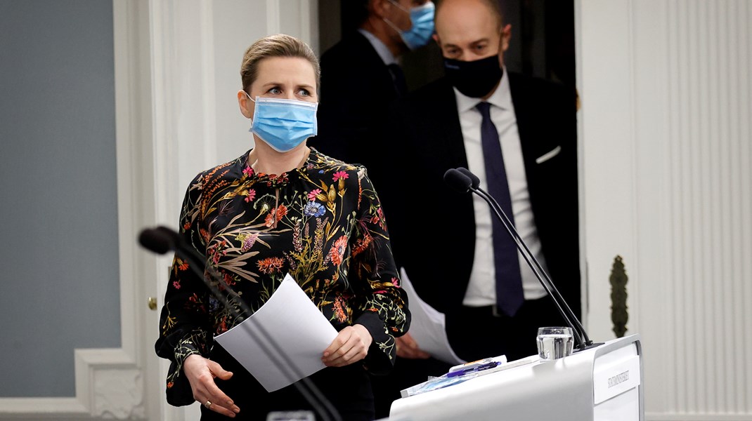 Statsminister Mette Frederiksen (S) på vej til corona-pressemøde i Spejlsalen. Arkivfoto.