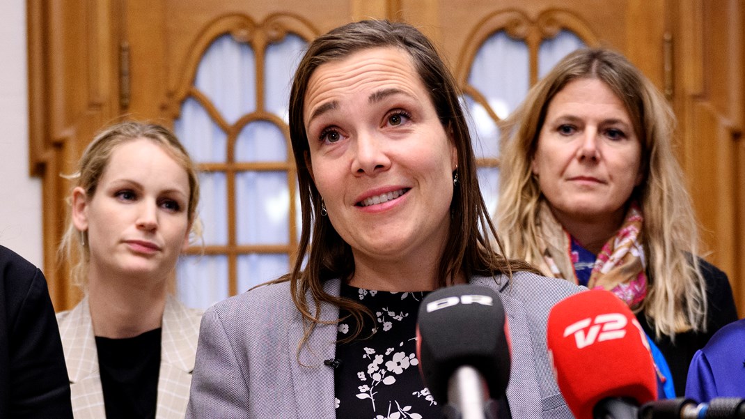 Enhedslistens Pernille Skipper og SF's Trine Torp har stået bag Social- og Ældreminister Astrid Krag til flere aftaler om den årlige fordeling af SSA-reserven siden satspuljens nedlæggelse. Her i 2021. Men planen har hele tiden været, at satsafløseren skulle give arbejdsro og mere langsigtede muligheder for et udsnit af de civile organisationer. Hvorfor det ikke er lykkedes endnu giver de to afgående socialordførere deres bud på.