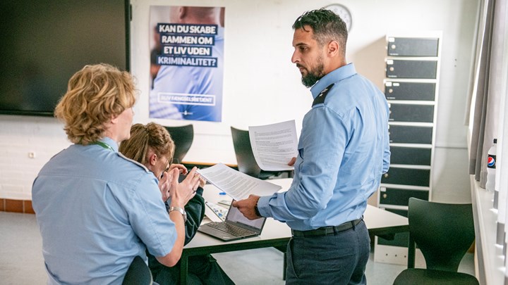 De studerende på pop-up-skolen i Odense starter med at gå i skole i tre måneder, hvorefter de skal i praktik i landets fængsler i ni måneder, inden de skal tilbage på skolebænken igen.