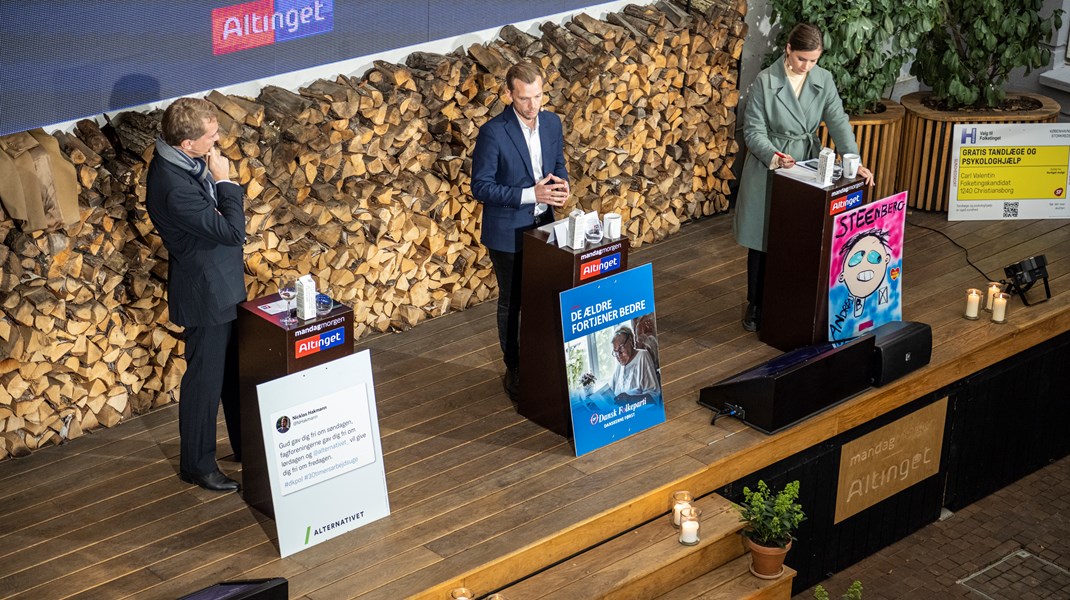 Der er pyntet op med valgplakater i Altingets gård. Her på billedet ses fra venstre: Alternativets tweet, Dansk Folkepartis De ældre fortjener bedre, Andreas Steenbergs (R) magentafarvede tegning og Carl Valentins (SF) forstørrede sygesikringskort.