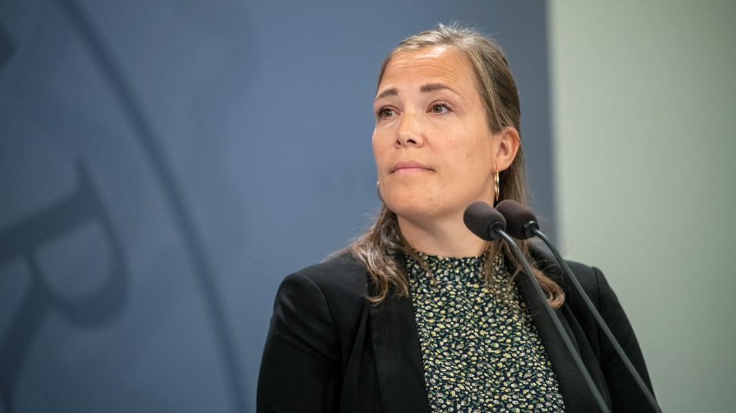 Social- og ældreminister Astrid Krag (S) siger til Altinget at, hun 'personligt ikke ville have lyst til at kaste det hele op i luften' i forhold til en ny støttestruktur baseret udelukkende på kriterier. I hendes ministerium har man dog taget et lille skridt i retning af drøftelser om en ny struktur. 