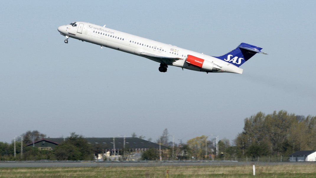 Det bør egentligt være flyselskaberne, der betaler for den forurening, de udleder. Men det vil betyde, at de bliver nødt til at sætte nogle højere priser, og det ønsker man ikke. Derfor vælger man at lægge afgiften over på forbrugerne, skriver Theresa Scavenius.