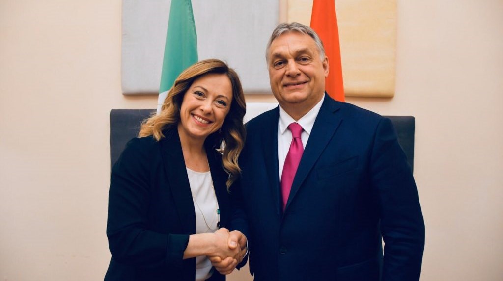 Italienske Giorgia Meloni og ungarnske Viktor Orban har længe haft et godt samarbejde, som her i 2020. Deres politiske popularitet er noget, som de amerikanske konservative hylder. 