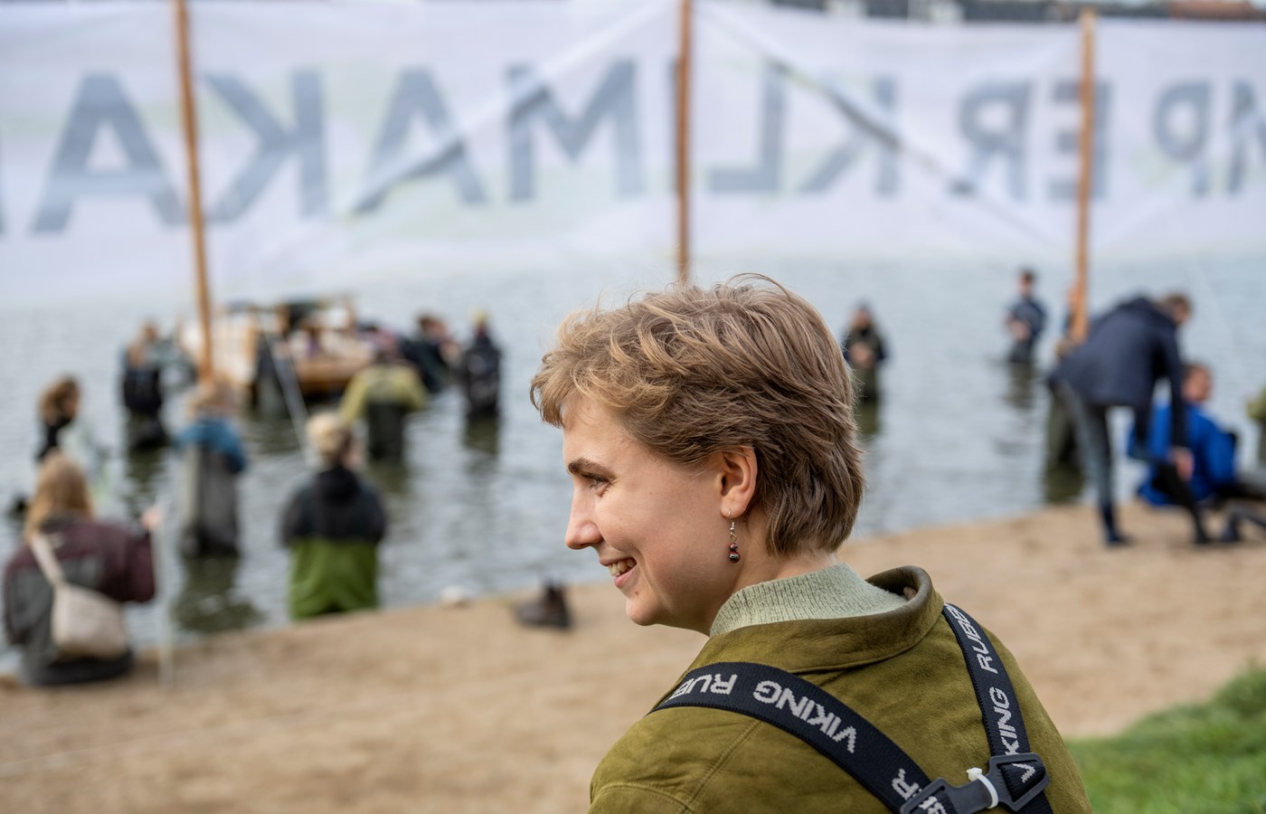 Klimaaktivisten Freya Skriver studerer den humanistiske bachelor på RUC, men under valgkampen bruger hun det meste af sin vågne tid sammen med Den Grønne Ungdomsbevægelse. Hun ønsker at være et talerør for de klimaforskere, der 