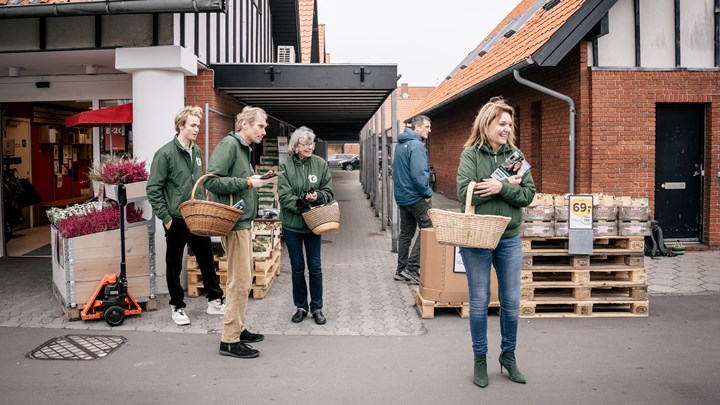 Henriette Søvind, K-spidskandidat på Bornholm, står foran Kvickly i Nexø sammen med tre andre fra Konservative.