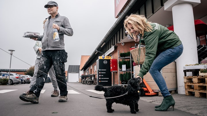 Henriette Søvind og en hund.