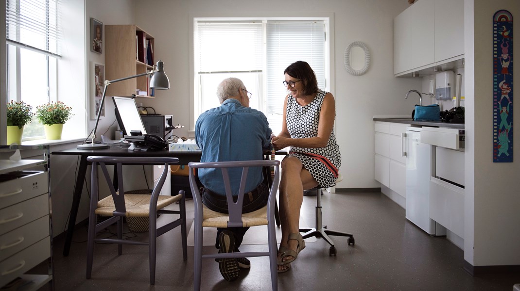 Praktiserende læger er en af de grupper, som socialminister Astrid Krag (S) mener kan blive aflastet ved at inddrage frivillige. Lægeforeningen synes godt om ideen med at inddrage blandt andet frivillige i brede, forebyggende indsatser på tværs af sektorer, men ser ikke for sig, at det vil skabe nævneværdige lettelser på deres arbejdspres. Billedet er fra en lægepraksis i Hvalsø (Arkivfoto).