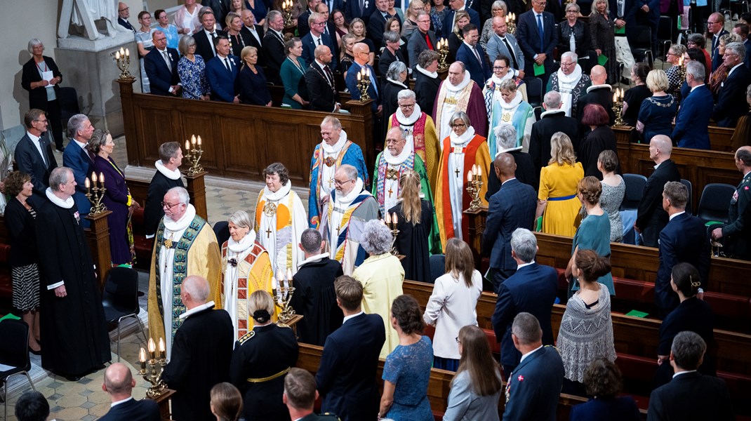 Dronningens 50-års regeringsjubilæum blev markeret med Festgudstjeneste i Vor Frue Kirke, hvor regeringens ministre og flere andre politikere deltog. Arkivfoto.