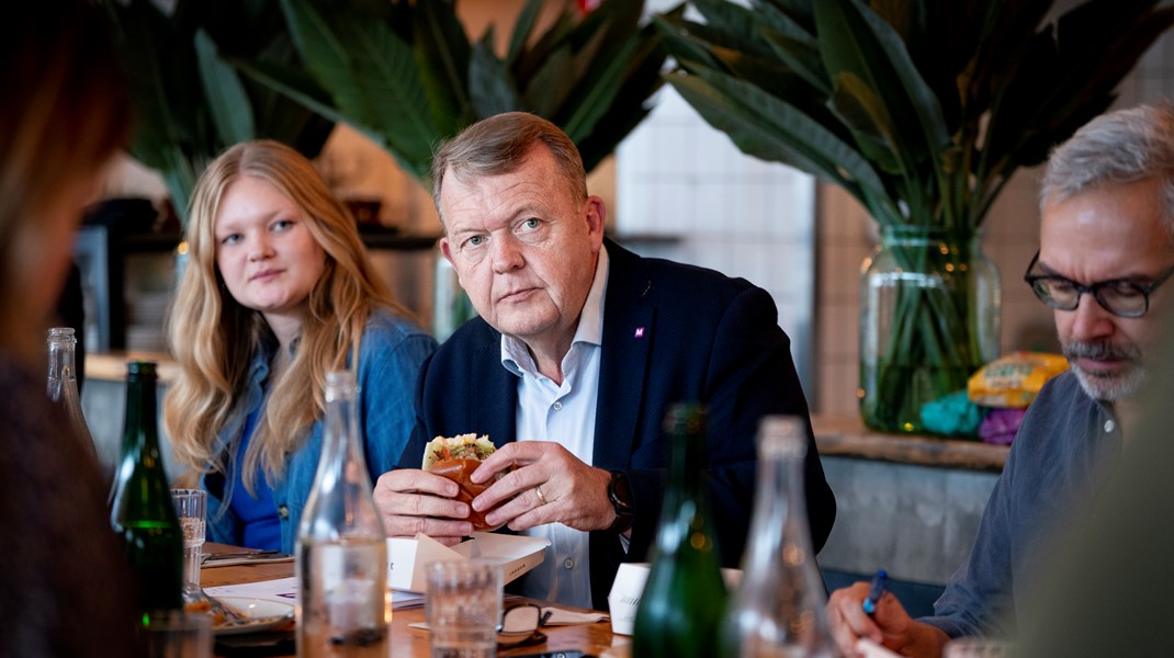 Moderaterne foreslår flyafgift på 80 kroner i nyt klimaudspil. S mener Løkke er blå 