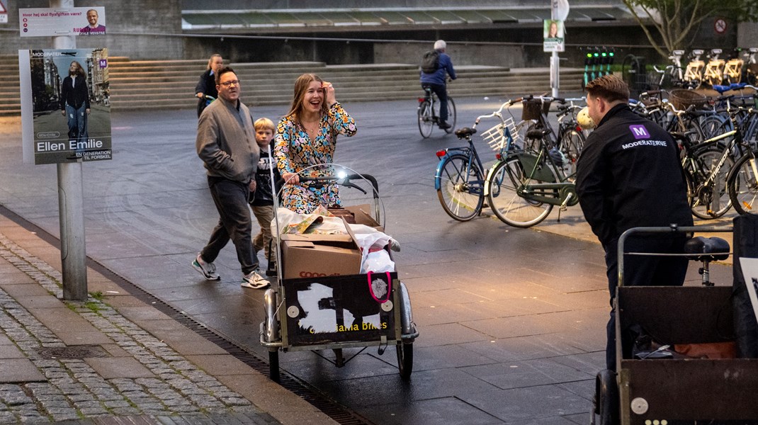 Clara Halvorsen ankommer til Solbjerg Plads, hvor hun ikke er den eneste kandidat, der forsøger at få potentielle vælgeres opmærksomhed. 