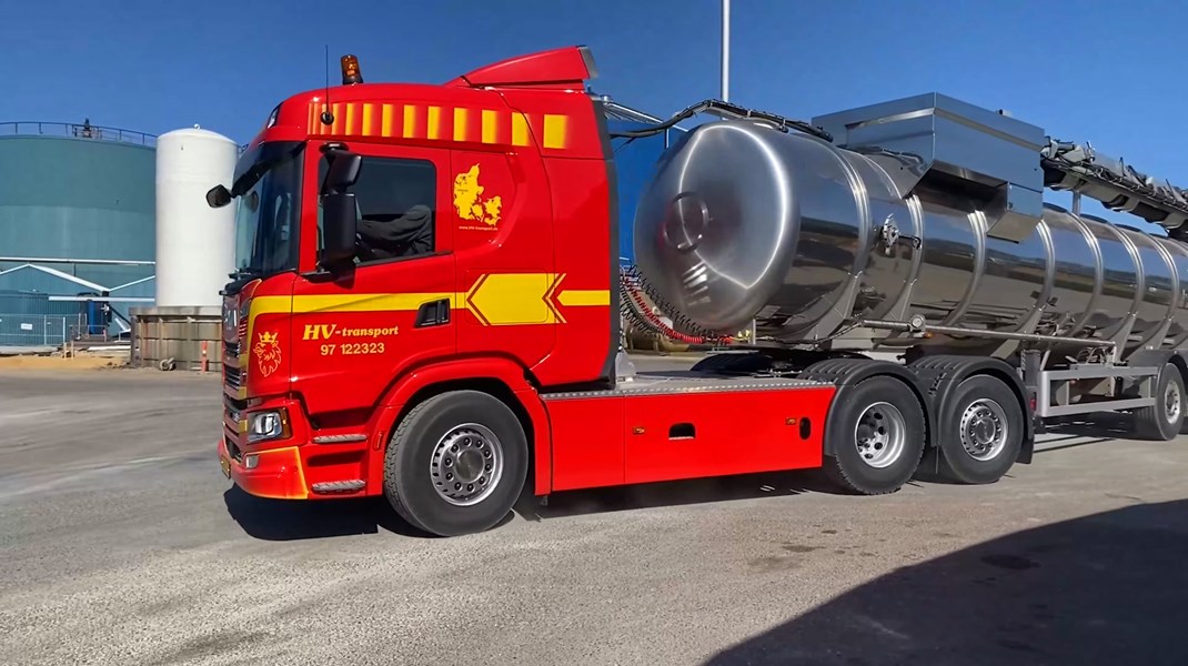 Når biogas benyttes i lastbiler, sker der en CO2-reduktion i både
landbruget og transporten, skriver Poul Jørgensen og Henrik Høegh. (På billedet ses en biogaslastbil).