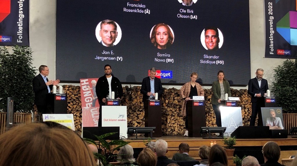 Der var høj latter, da Altinget bød op til den sidste debat inden valget med Samira
Nawa (B), Franciska Rosenkilde (Å), Jan E. Jørgensen (V), Sikandar Siddique (Q)
og Ole Birk Olesen (I).