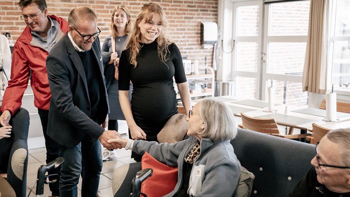 René Christensen hilser på et par plejehjemsbeboere, der afholder en lille studiekreds om valg. De har talt om jordskredsvalget, og nu taler de om udsigterne til en midterregering. En 100-årig kvinde sidder i sofaen og fortæller om, dengang hun mødte Stauning. “God valgkamp. Det bliver spændende,” lyder det. “Ja, ingen ved, hvordan det ender,” svarer René Christensen. Det samme kunne vel siges om DF’s skæbne.