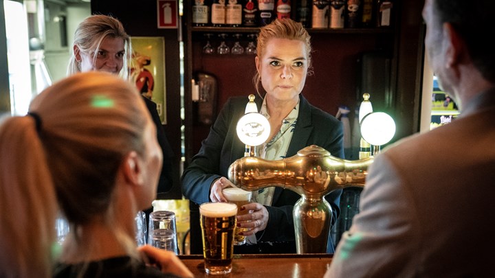 Om det er Inger Støjberg selv, der står bag baren til Danmarksdemokraternes valgfest, melder historien ikke noget om. Men der bliver både øl og Cola Zero, selvfølgelig. 