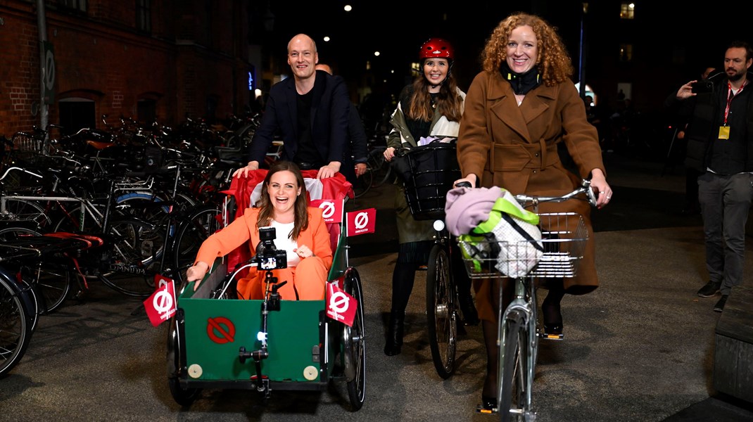 Mai Villadsen følger med partifællerne Pelle Dragsted (tv.), Rosa Lund (th.) og Victoria Velasquez (i midten). 