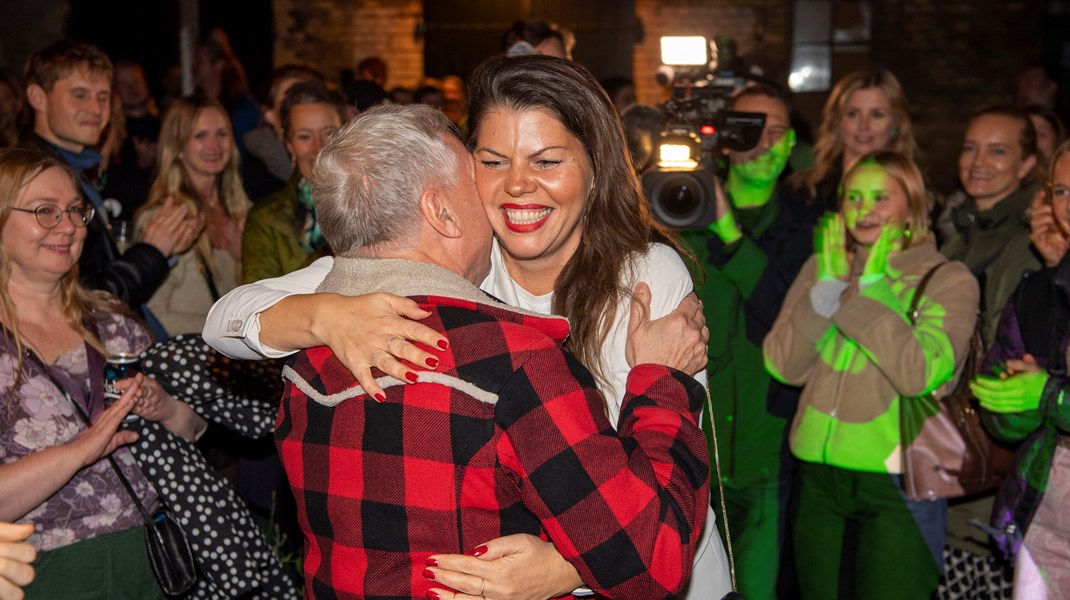 Leder af Alternativet Franciska Rosenkilde får et stort kram af den tidligere partileder og stifter Uffe Elbæk.