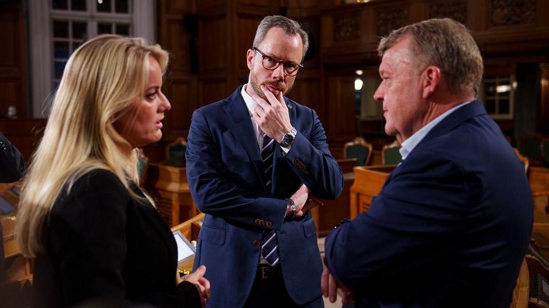 Jakob Ellemann-Jensen (V), Pernille Vermund (NB) og Lars Løkke (M) i et eftertænksomt øjeblik sent på valgaftenen, efter valgresultatet er kendt.