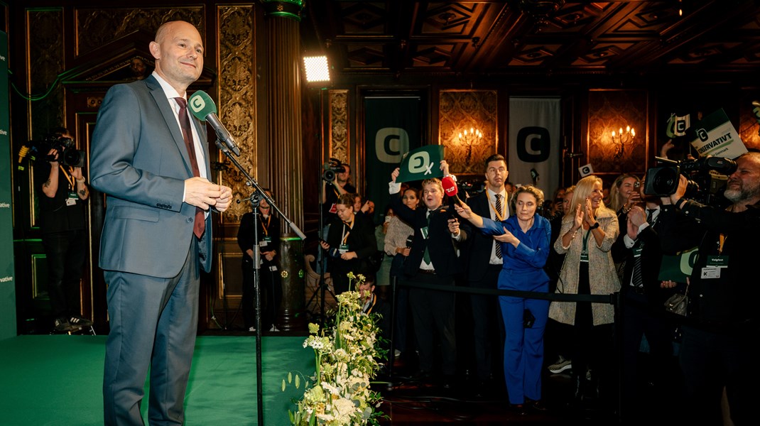 Søren Pape Poulsen (K) taler til sine partifæller på valgaftenen. Her fortalte Pape, at han ingen forståelse havde for spørgsmålet om, hvorvidt han trækker sig som formand efter valgresultatet.