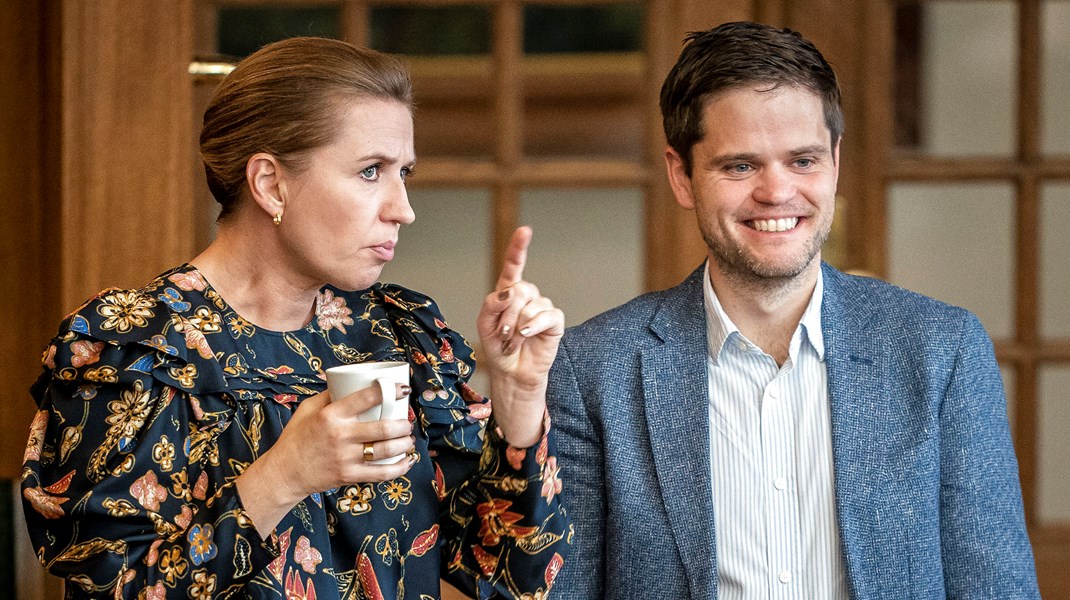 Andreas Steenberg sammen med statsminister Mette Frederiksen til åbningsdebatten 6. oktober 2022.