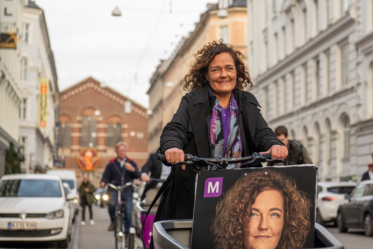 Nanna W. Gotfredsen kører med Lars Løkke Rasmussen bag sig over til Halmtorvet, hvor de skal mødes med udsatte borgere som Nanna og gadejuristen arbejder sammen med.