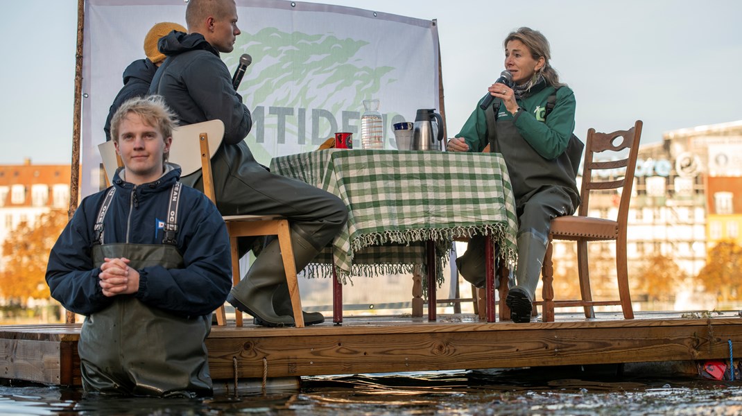 Katarina Ammitzbøll (K) besøger Den grønne ungdomsbevægelses tømmerflåde på Søerne i København under valgkampen. 