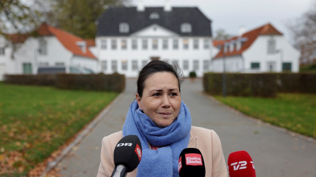 Aaja Chemnitz foran Marienborg efter fredagens regeringsforhandlinger med Mette Frederiksen.