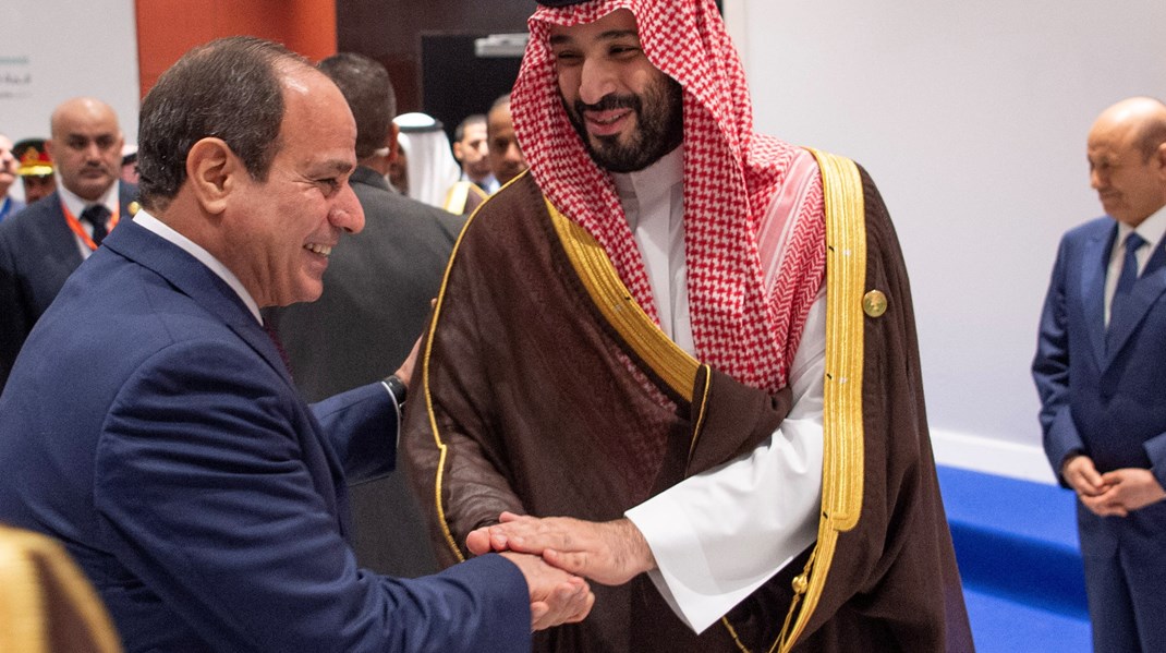 Sisi hilser på den saudiarabiske kronprins og de facto leder, Mohammed bin Salman, til et sideevent på COP27.