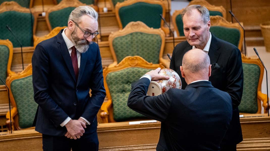 Ole Birk Olesen (LA) og Peter Skaarup (DD) sammen med fungerende formand for Folketinget Søren Gade (V) under lodtrækningen om den sidste plads i Folketingets Præsidium. Præsidiet består af Folketingets formand samt fire næstformænd. Lodtrækningen stod mellem Danmarksdemokraterne og Liberal Alliance, der begge fik 14 mandater ved valget. Danmarksdemokraterne vandt lodtrækningen om præsidiepladsen.