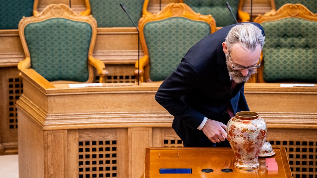 Ole Birk Olesen (LA) under lodtrækningen om den sidste plads i Folketingets ledelse, præsidiet. Pladsen gik til Danmarksdemokraterne.