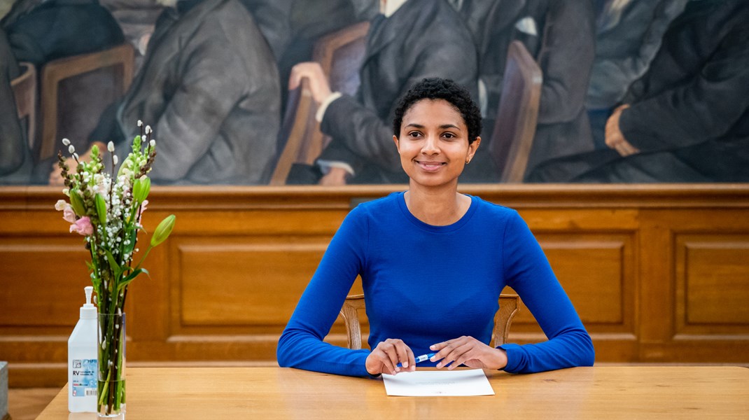 Her ses nyvalgte folketingsmedlem for Alternativet, Christina Olumeko, der lige har skrevet under på erklæringen om at overholde Grundloven.