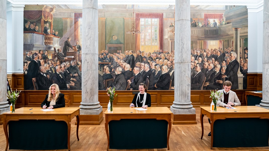 Side om side sad de nye medlemmer af Folketinget i Fællessalen på Christiansborg og skrev under på en erklæring om, at de vil overholde Grundloven.