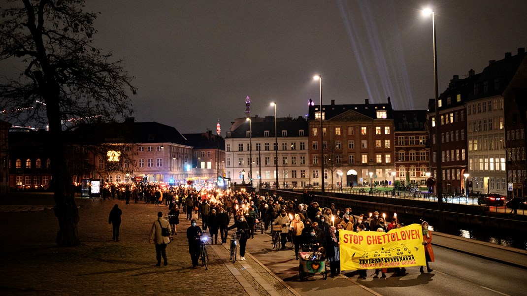 Almen Modstand har fået støtte af andre etablerede civilsamfundsorganisationer som f.eks. Mellemfolkeligt Samvirke. Her går aktivister fra flere organisationer i demonstration og fakkeloptog i protest mod ghettoloven i 2020. 