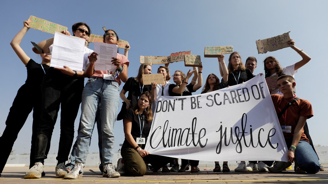 Unge protesterer ved COP27 i Sharm el-Sheikh, men børn og unges stemmer burde fylde langt mere på topmødet, skriver Unicef og klimaaktivist. 