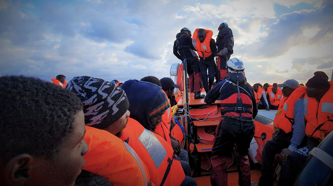 Skibet Ocean Viking har været kernen i en ugelang strid om, hvem der har ansvaret for migranter, der samles op i Middelhavet. Den strid trækkes nu op på EU-plan.