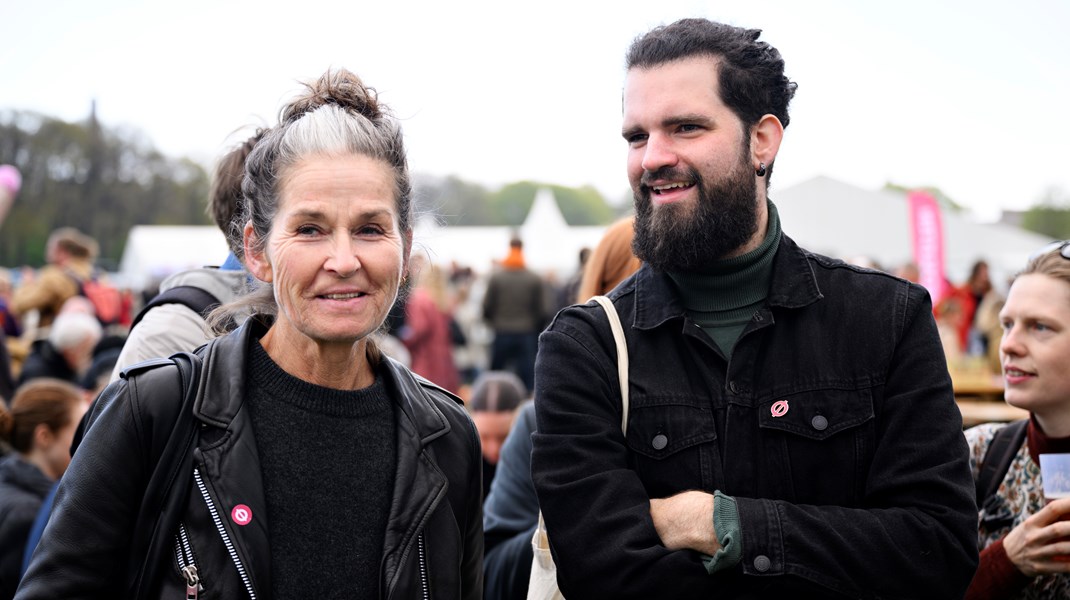 Socialborgmester i København Karina Vestergård Madsen (EL) og medlem af Borgerrepræsentationen Frederik W. Kronborg (EL) under markering af Arbejdernes Internationale Kampdag i Fælledparken 1. maj 2022. Arkivfoto.