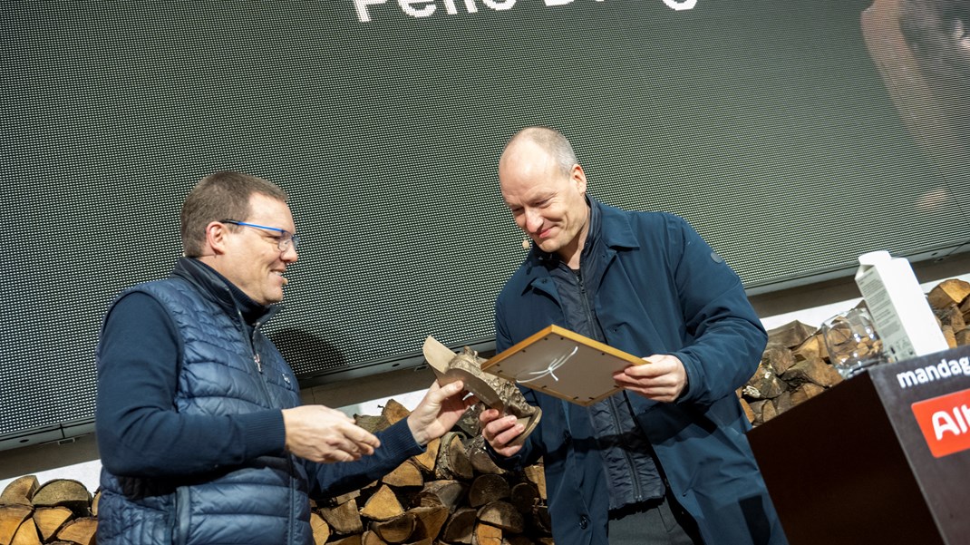 Onsdag morgen overrakte Altingets chefredaktør Jakob Nielsen (tv.) Ting-prisen for god kommunikation til Enhedslistens Pelle Dragsted (th.).