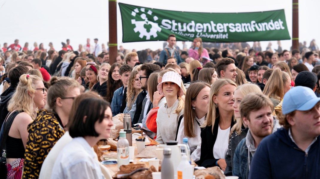 Hvis vi fører unge og andre sammen med udgangspunkt i deres fælles interesser, bliver det muligt for dem at opbygge relationer, fællesskaber og forståelse, skriver Karen Maigaard og Elsebeth Gerner Nielsen