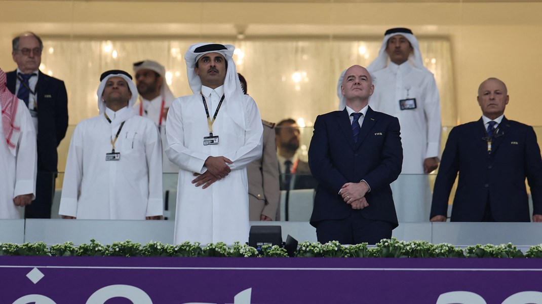 Qatars
emir Tamim bin Hamad Al Thani (tv.) og forhenværende præsident for FIFA, Sepp
Blatter (th.).