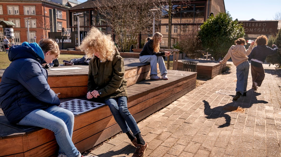 Danmark har en international førerposition, hvad angår udeskole. I Danmark har omtrent hver femte skole en eller flere klasser, der arbejder med udeskole. Hvis flere elever skal få gavn af denne arbejdsmåde, er der brug for at uddanne lærere til opgaven, skriver Mads Bølling, Karen Barfod og Andreas Rasch Christensen.