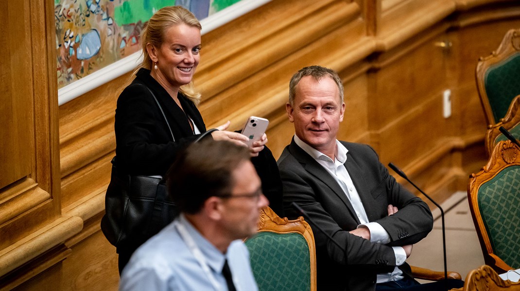 Pernille Vermund og Kim Edberg Andersen under det første møde i folketingssalen efter valget. 