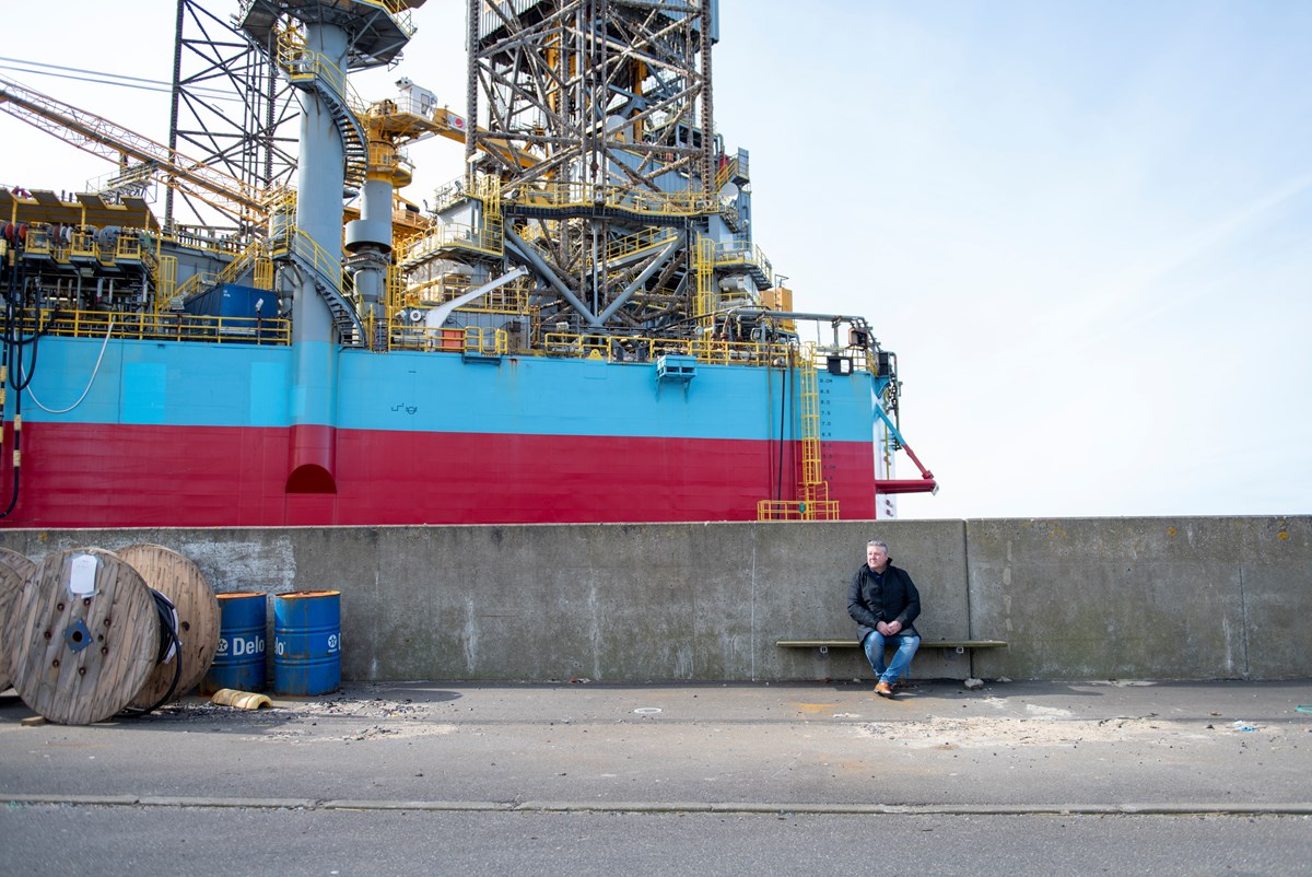 Henning Overgaard på Esbjerg havn med Mærsks Highlander Jack up borerig i baggrunden.