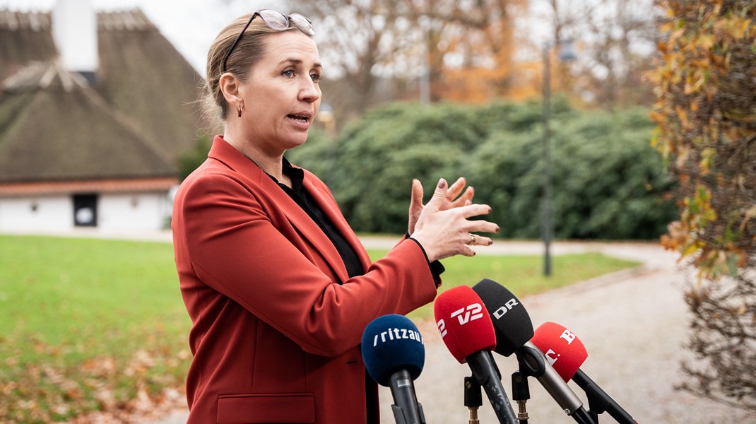 Fungerende statsminister Mette Frederiksen (S) har en fordel ved at kunne trække på embedsværket under regeringsforhandlingerne, men det er svært at se, hvordan det skulle være anderledes, vurderer flere eksperter.