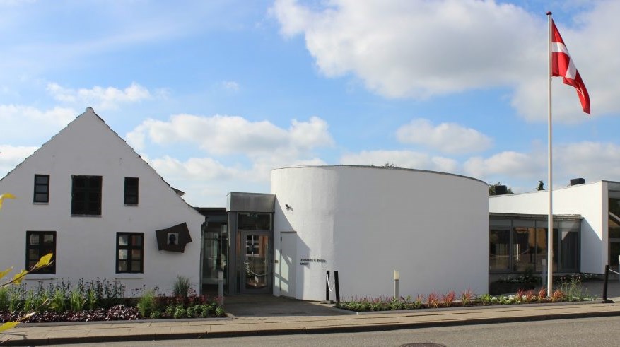 Museet og støtteforeningen har hjemme i Johannes V. Jensen restaurerede fødehjem i Farsø.