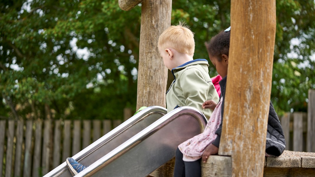 Vi skal indrette indskolingen, så færre oplever skolestarten som et overgreb på deres naturlige trang til at lege, skriver forfatterne af indlægget.