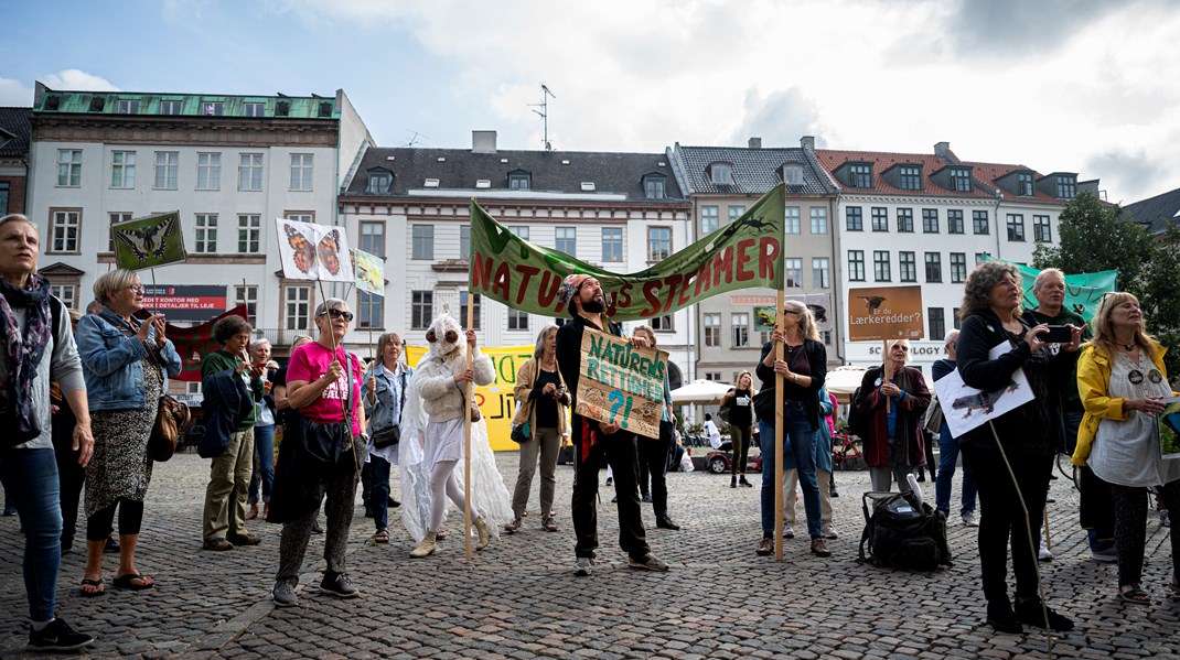 Amager Fælleds Venner demonstrerer inden Københavns Byret behandler den stævning, som foreningen har indgivet mod Fælledby P/S, ved Københavns Byret tirsdag den 10. august 2021.