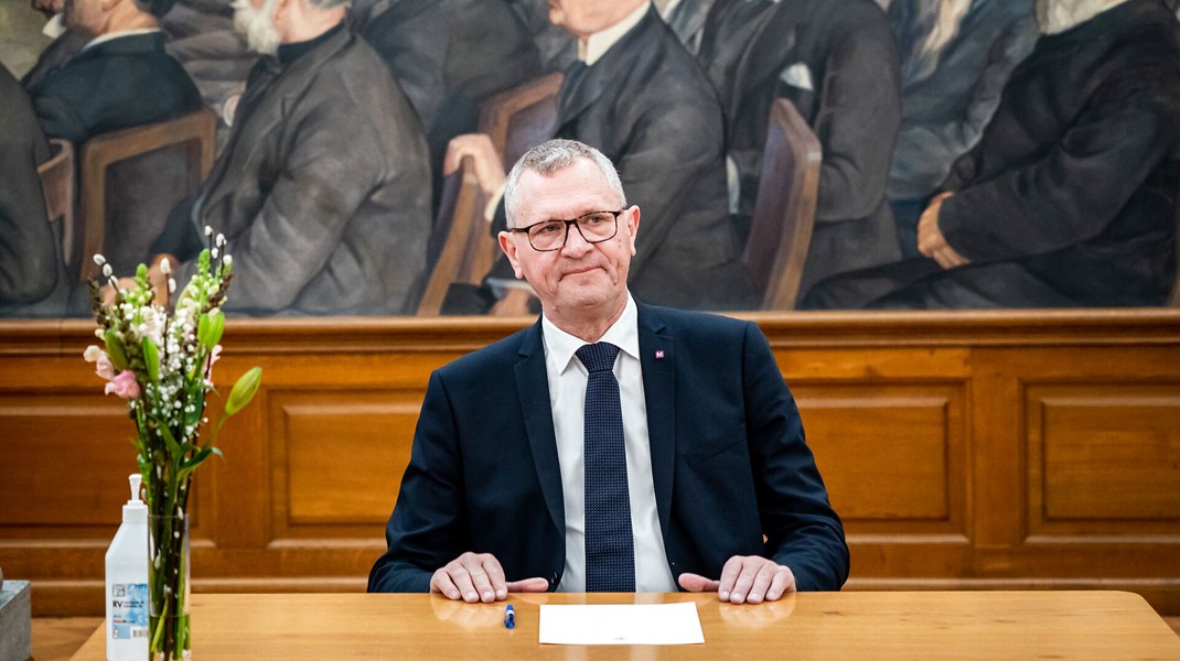 Tidligere Tønder-borgmester Henrik Frandsen har skiftet Venstre ud med Moderaterne, og er nu endt lige midt på den landspolitiske scene.