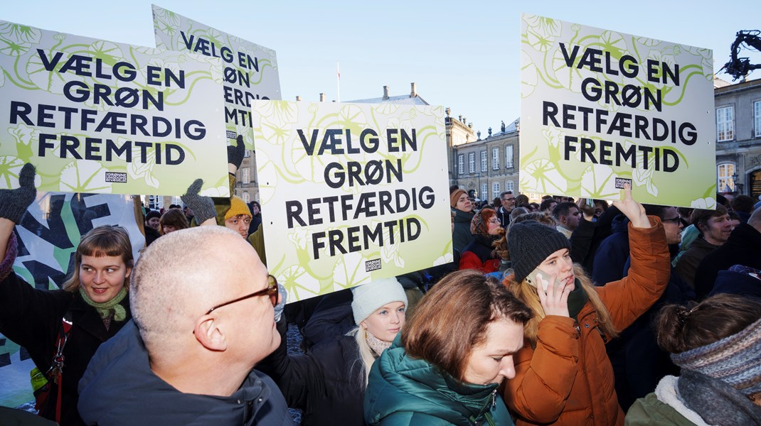 Den nye SVM-regering blev mødt med krav fra Den Grønne Ungdomsbevægelse på Amalienborg Slotsplads.